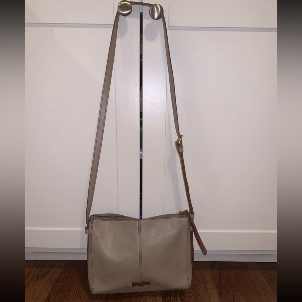 FOSSIL: Leather Crossbody Purse / Handbag: Great Design & Beautiful Color